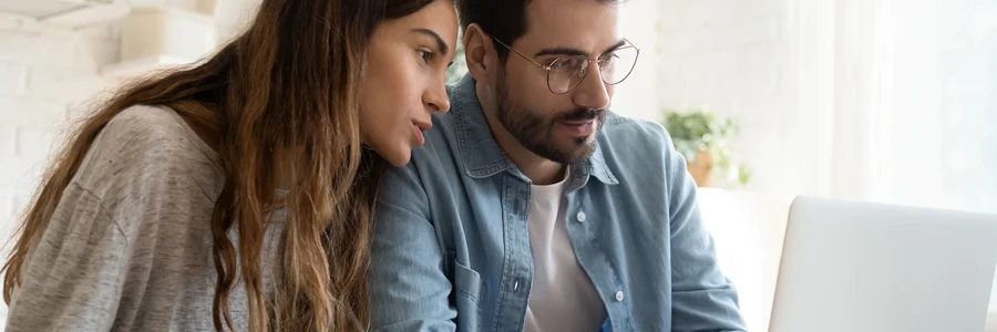 Pareja revisando finanzas familiares con acuerdos claros